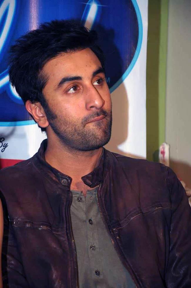 'बर्फी' के प्रमोशन में जुटे प्रियंका-रणबीर-इलेना | फर्स्ट लुक