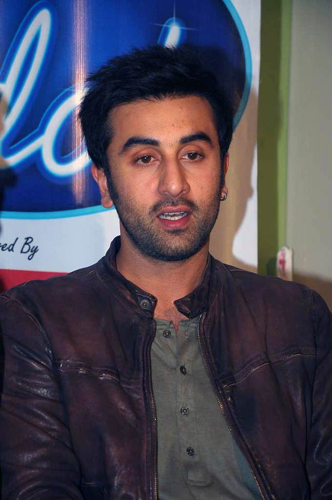 'बर्फी' के प्रमोशन में जुटे प्रियंका-रणबीर-इलेना | फर्स्ट लुक