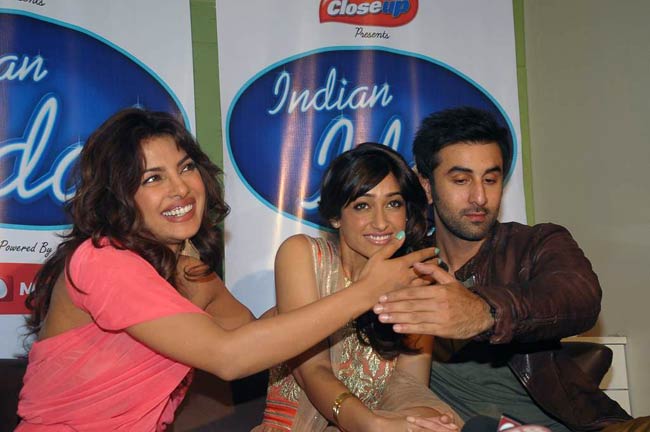 'बर्फी' के प्रमोशन में जुटे प्रियंका-रणबीर-इलेना | फर्स्ट लुक