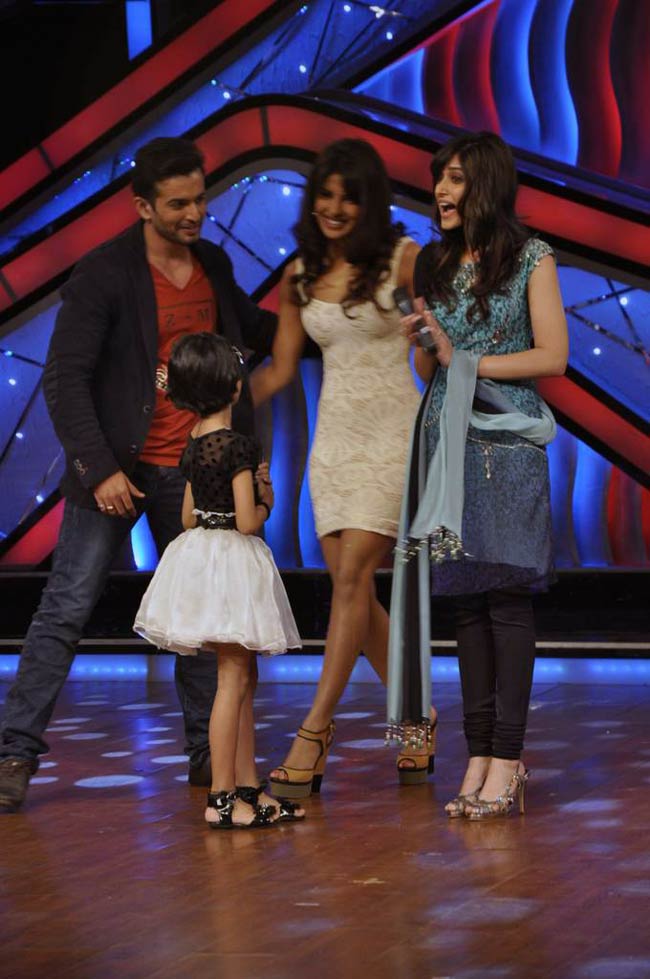 'बर्फी' के प्रमोशन में जुटे प्रियंका-रणबीर-इलेना | फर्स्ट लुक