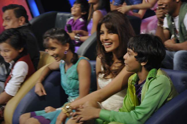 'बर्फी' के प्रमोशन में जुटे प्रियंका-रणबीर-इलेना | फर्स्ट लुक