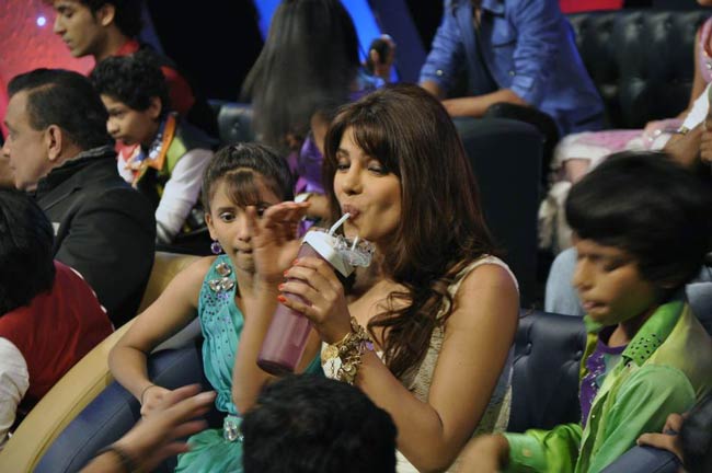 'बर्फी' के प्रमोशन में जुटे प्रियंका-रणबीर-इलेना | फर्स्ट लुक