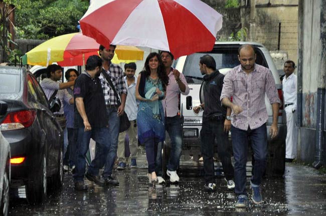 'बर्फी' के प्रमोशन में जुटे प्रियंका-रणबीर-इलेना | फर्स्ट लुक