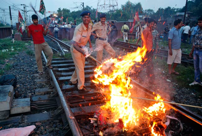देशव्यापी बंद से अस्त-व्यस्त हुआ भारत