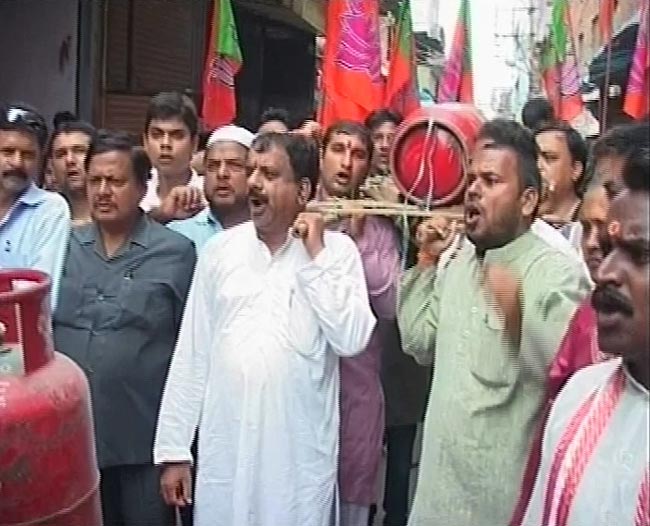 24 सितंबर 2012: तस्वीरों में दिनभर की बड़ी खबरें | पढ़ें