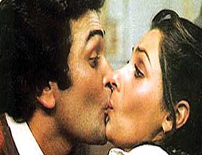 तस्‍वीरों में देखें बॉलीवुड के हॉट किसिंग सीन | बोल्ड बालाएं