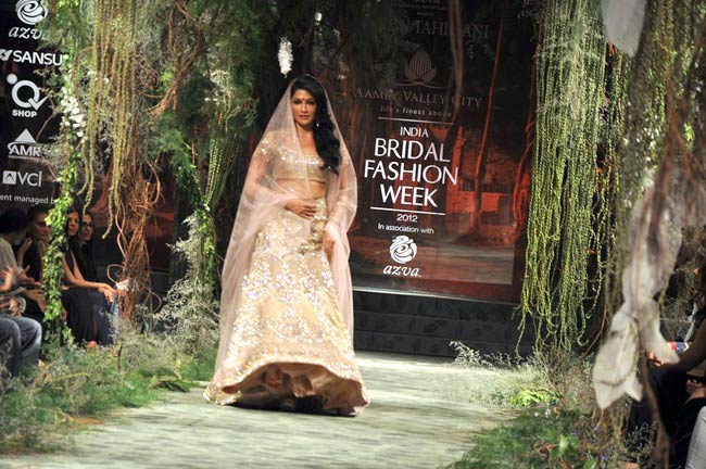 ब्राइडल फैशन वीक में चित्रांगदा के जलवे...| ज्‍वेलरी वीक