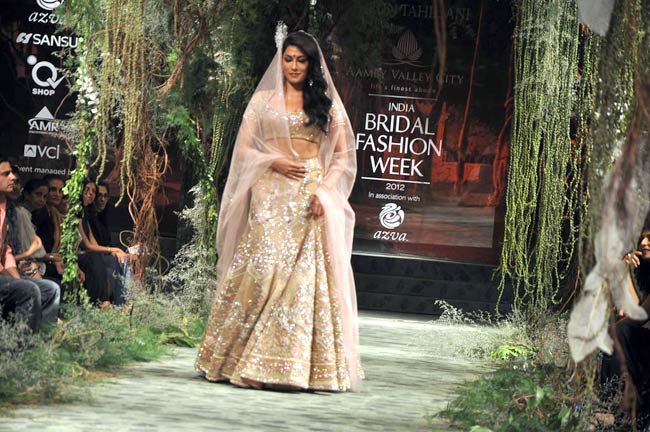 ब्राइडल फैशन वीक में चित्रांगदा के जलवे...| ज्‍वेलरी वीक