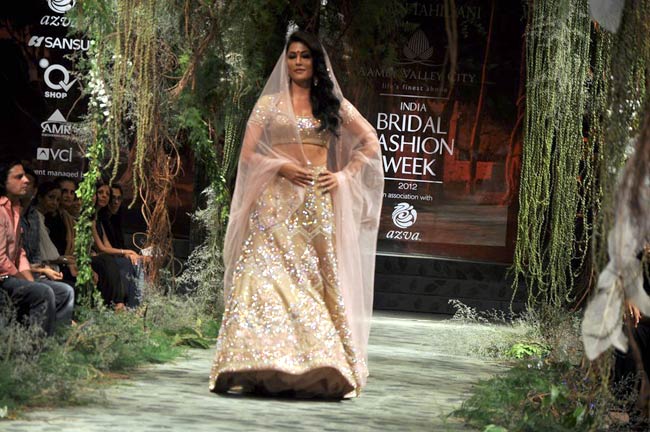 ब्राइडल फैशन वीक में चित्रांगदा के जलवे...| ज्‍वेलरी वीक