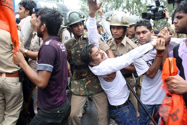 कोलगेटः एबीवीपी कार्यकर्ताओं का केंद्र सरकार के खिलाफ प्रदर्शन