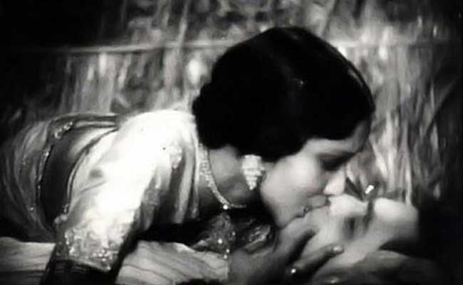 तस्‍वीरों में देखें बॉलीवुड के हॉट किसिंग सीन | बोल्ड बालाएं