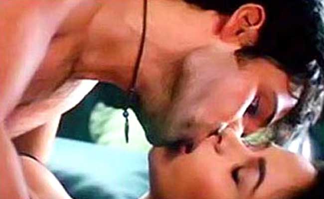 तस्‍वीरों में देखें बॉलीवुड के हॉट किसिंग सीन | बोल्ड बालाएं