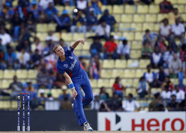 इंग्लैंड ने जीत के साथ उम्मीदें कायम रखीं