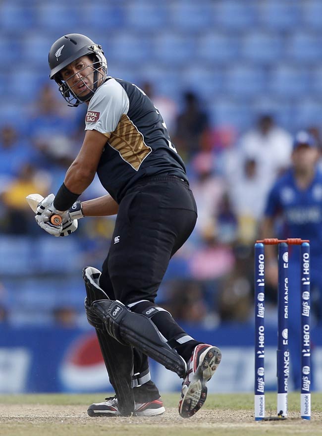 इंग्लैंड ने जीत के साथ उम्मीदें कायम रखीं