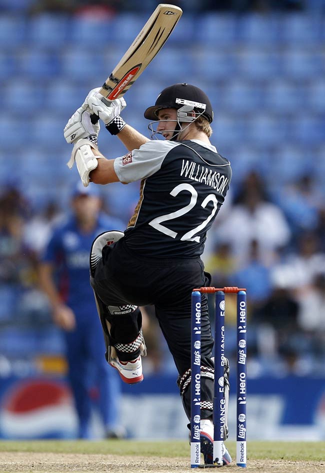 इंग्लैंड ने जीत के साथ उम्मीदें कायम रखीं