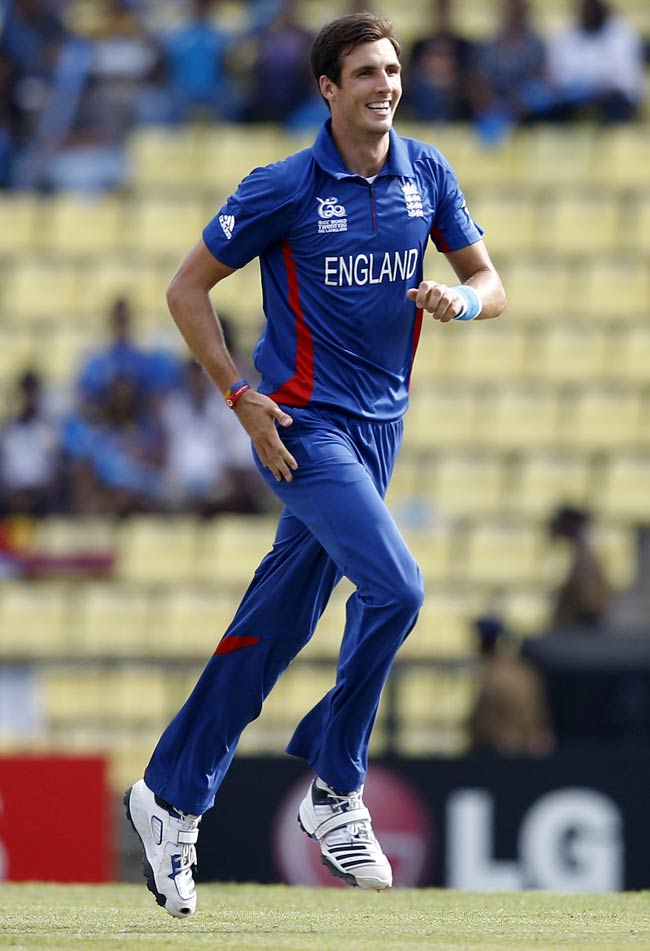 इंग्लैंड ने जीत के साथ उम्मीदें कायम रखीं