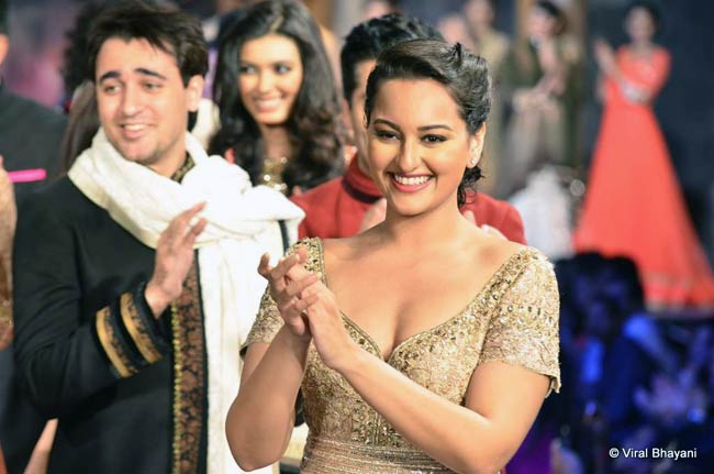 सितारों से सजा मिजवां फैशन शो... | ज्‍वेलरी वीक में सितारे