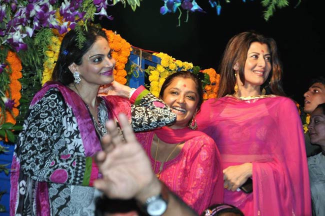 गणपति उत्‍सव में मग्‍न बॉलीवुड सितारे | गणेशोत्सव की धूम