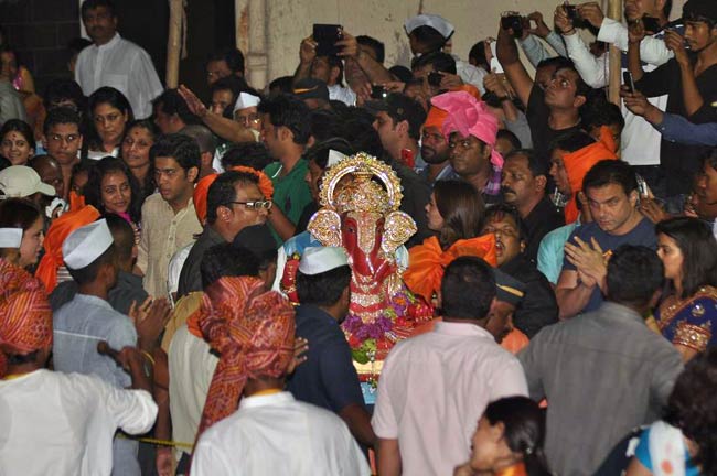 गणपति उत्‍सव में मग्‍न बॉलीवुड सितारे | गणेशोत्सव की धूम