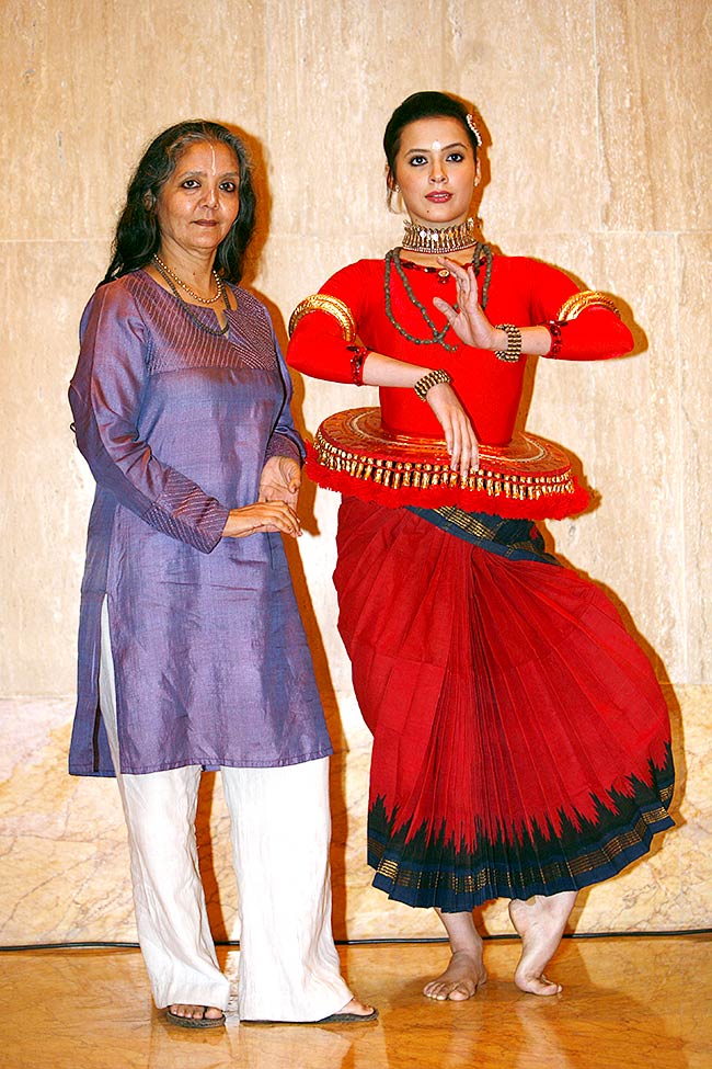 ईशा शरवानी को हैप्पी बर्थडे | बोल्ड बालाएं