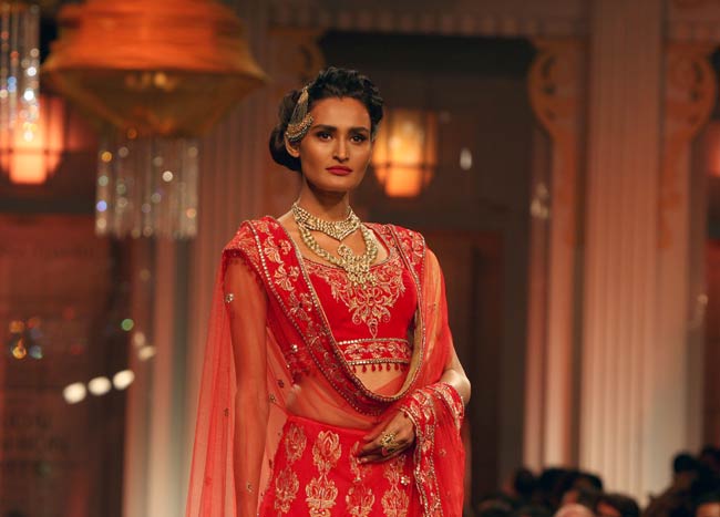 ब्राइडल फैशन वीक में सोनाक्षी बनीं 'दुल्‍हन' | ज्‍वेलरी वीक