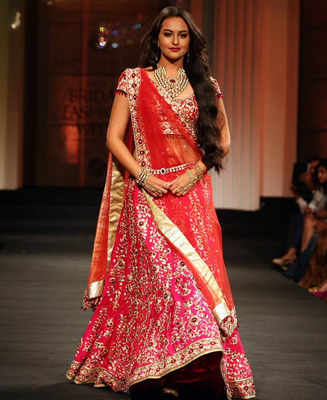 ब्राइडल फैशन वीक में सोनाक्षी बनीं 'दुल्‍हन' | ज्‍वेलरी वीक