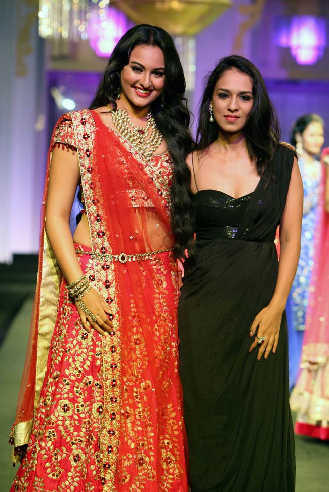 ब्राइडल फैशन वीक में सोनाक्षी बनीं 'दुल्‍हन' | ज्‍वेलरी वीक