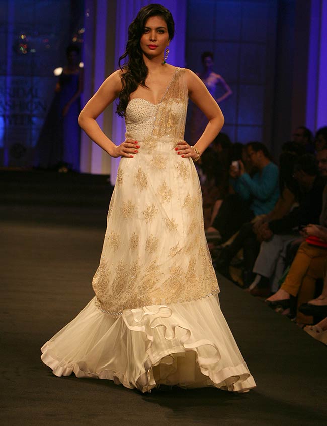 ब्राइडल फैशन वीक में सोनाक्षी बनीं 'दुल्‍हन' | ज्‍वेलरी वीक