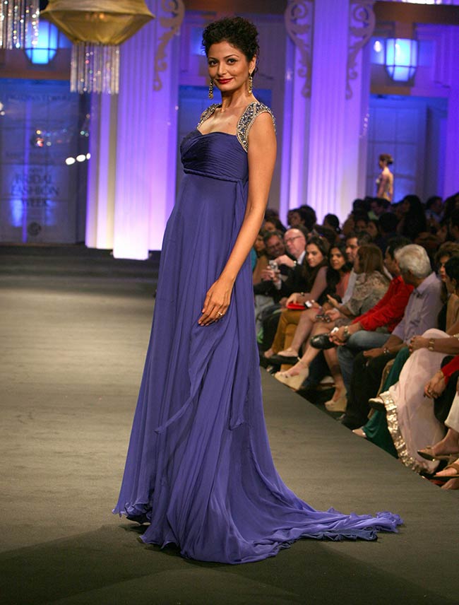 ब्राइडल फैशन वीक में सोनाक्षी बनीं 'दुल्‍हन' | ज्‍वेलरी वीक