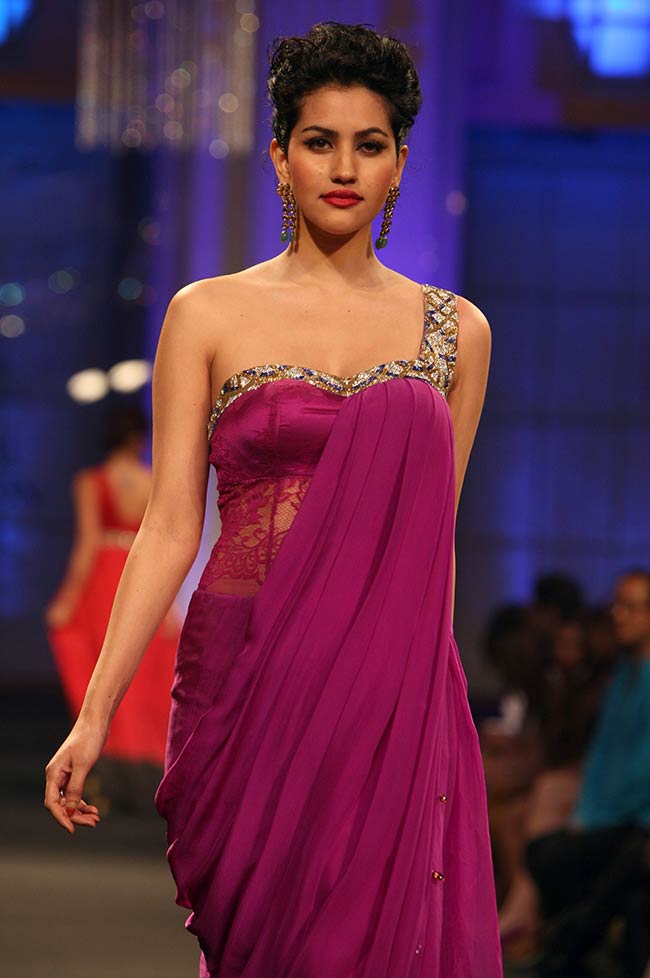 ब्राइडल फैशन वीक में सोनाक्षी बनीं 'दुल्‍हन' | ज्‍वेलरी वीक