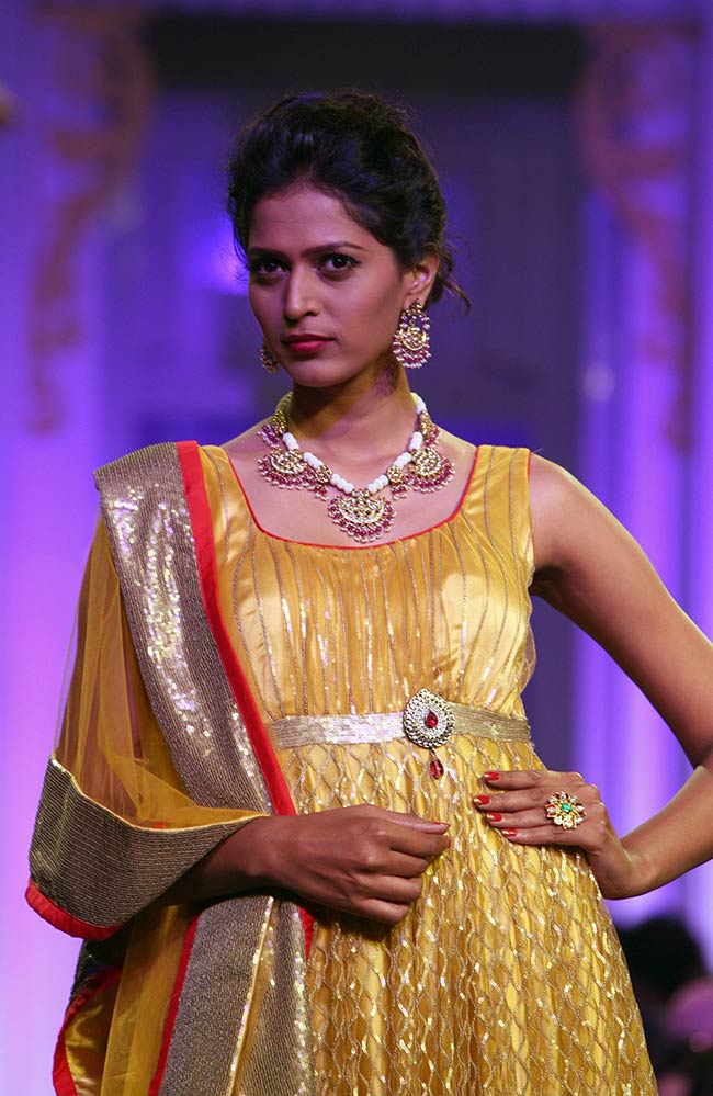 ब्राइडल फैशन वीक में सोनाक्षी बनीं 'दुल्‍हन' | ज्‍वेलरी वीक