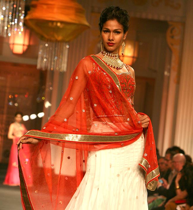 ब्राइडल फैशन वीक में सोनाक्षी बनीं 'दुल्‍हन' | ज्‍वेलरी वीक