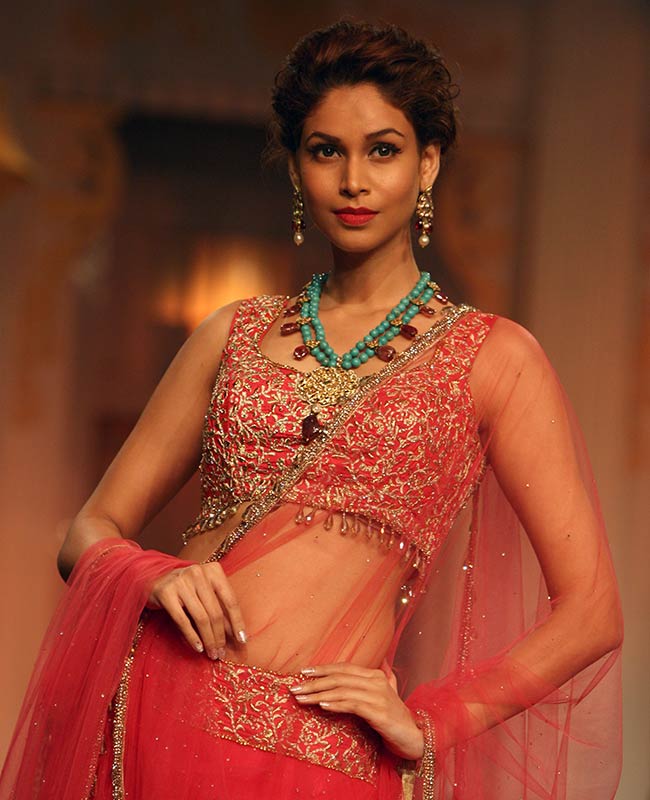 ब्राइडल फैशन वीक में सोनाक्षी बनीं 'दुल्‍हन' | ज्‍वेलरी वीक