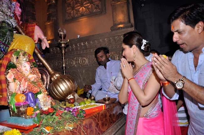 गणपति के दर पहुंचे करीना कपूर व मधुर भंडारकर | फर्स्‍ट लुक