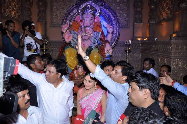 गणपति के दर पहुंचे करीना कपूर व मधुर भंडारकर | फर्स्‍ट लुक