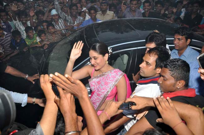 गणपति के दर पहुंचे करीना कपूर व मधुर भंडारकर | फर्स्‍ट लुक