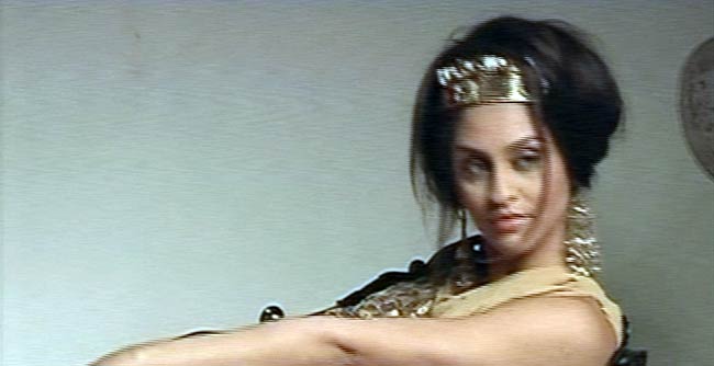 'टीवीपुर' की क्रिस्टल डिसूजा का ग्लैमरस फोटोशूट | ग्लैमर का तड़का