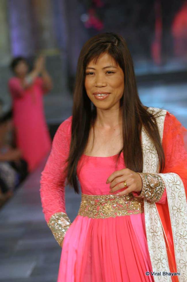 सितारों से सजा मिजवां फैशन शो... | ज्‍वेलरी वीक में सितारे