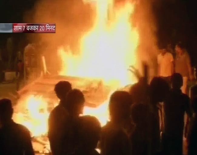 पूर्वी दिल्‍ली में हंगामा, भीड़ ने पेट्रोल पंप फूंका