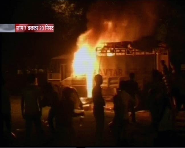 पूर्वी दिल्‍ली में हंगामा, भीड़ ने पेट्रोल पंप फूंका