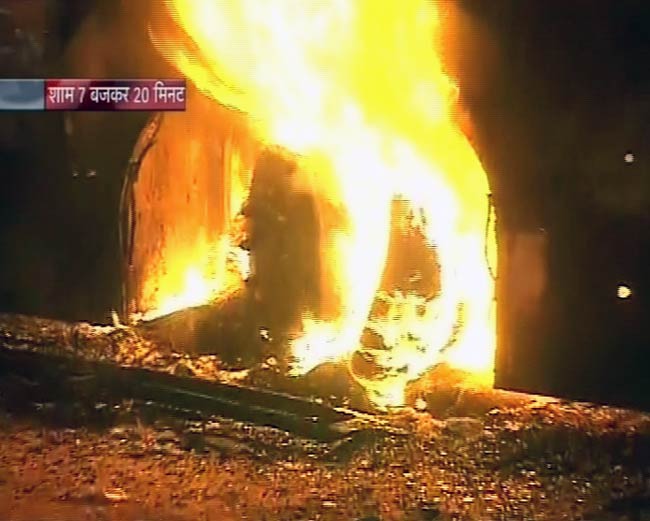 पूर्वी दिल्‍ली में हंगामा, भीड़ ने पेट्रोल पंप फूंका