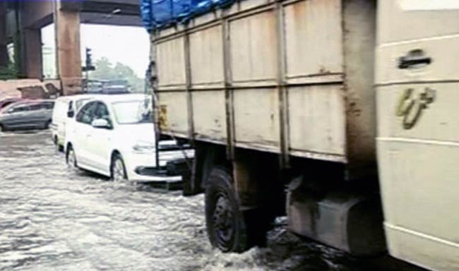 बारिश से मुंबई की लाइफलाइन 'लोकल' पर लगी ब्रेक