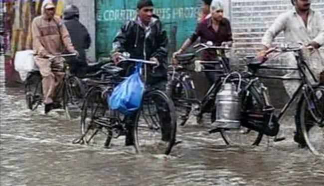 बारिश से मुंबई की लाइफलाइन 'लोकल' पर लगी ब्रेक