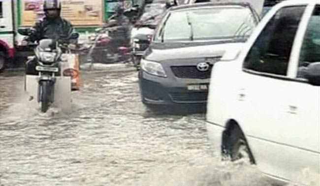 बारिश से मुंबई की लाइफलाइन 'लोकल' पर लगी ब्रेक