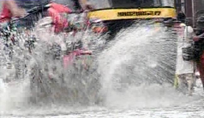 बारिश से मुंबई की लाइफलाइन 'लोकल' पर लगी ब्रेक