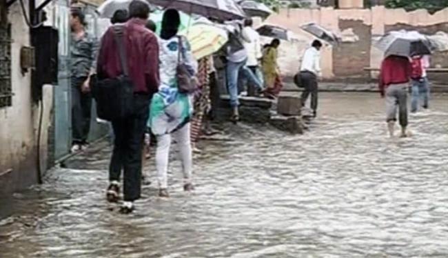 बारिश से मुंबई की लाइफलाइन 'लोकल' पर लगी ब्रेक