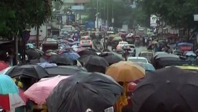 बारिश से मुंबई की लाइफलाइन 'लोकल' पर लगी ब्रेक