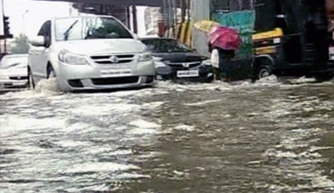 बारिश से मुंबई की लाइफलाइन 'लोकल' पर लगी ब्रेक