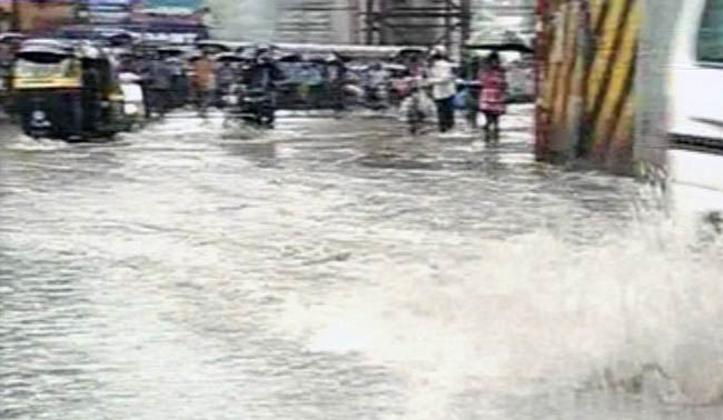 बारिश से मुंबई की लाइफलाइन 'लोकल' पर लगी ब्रेक