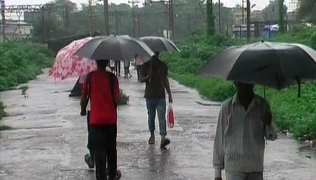बारिश से मुंबई की लाइफलाइन 'लोकल' पर लगी ब्रेक